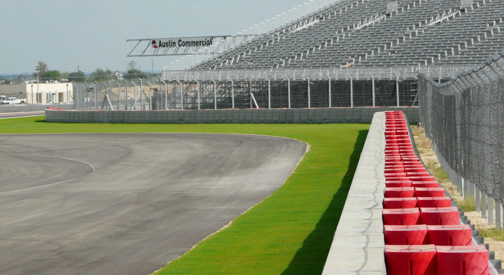 Barrières TECPRO installées sur le circuit d’Austin pour une sécurité de haut niveau.