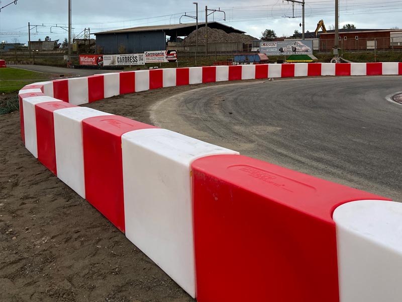 The upper block is designed to protect exposed areas from the risk of projections.