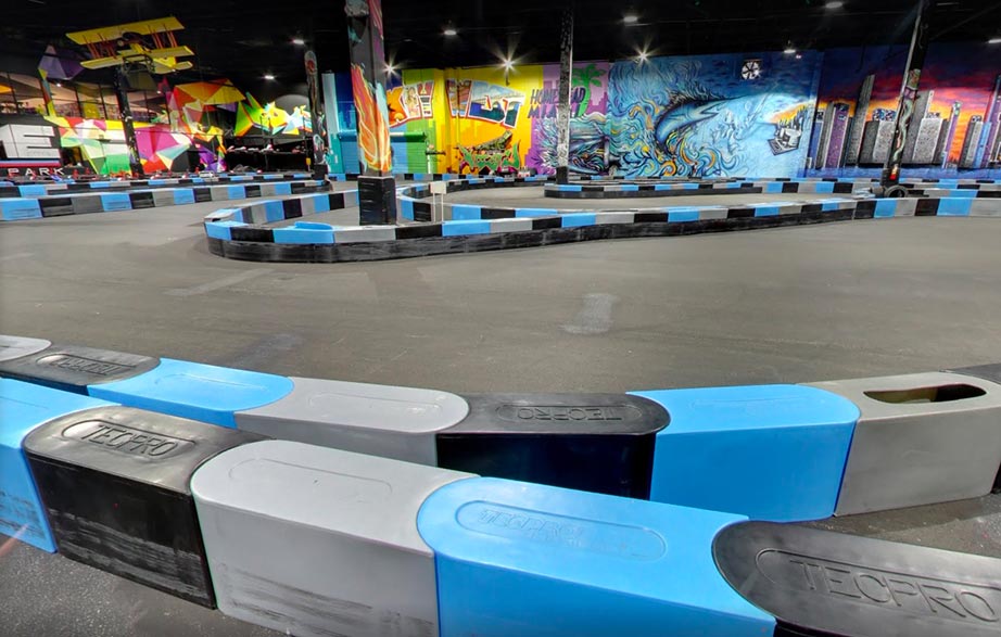 Tecpro barriers used to shape the layout of the indoor karting circuit in Miami (USA).