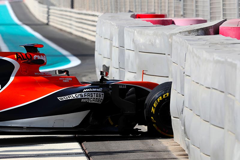 Crash en Formule 1 : une McLaren percute les barrières Tecpro sur le circuit de Yas Marina à Abu Dhabi.